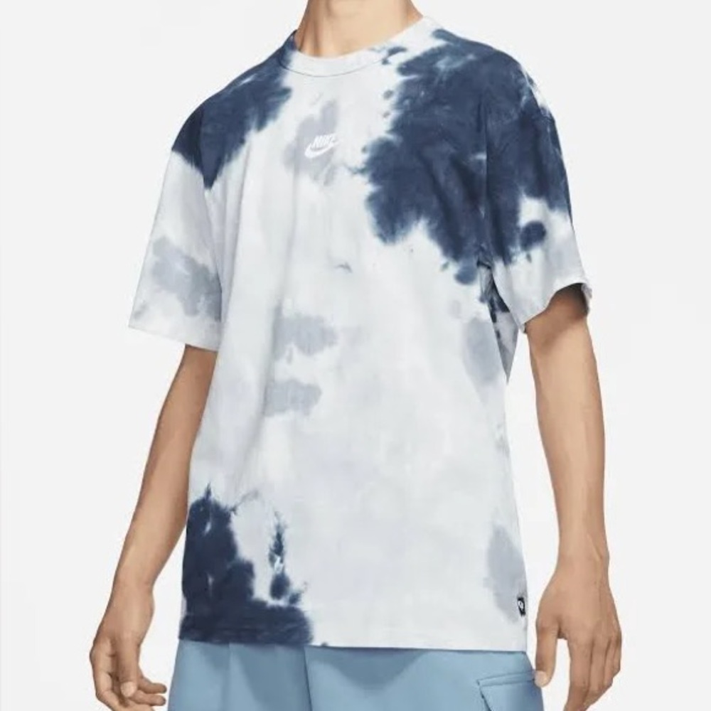 Nike Men's Blue and White Short Sleeve Sportswear Tie-Dye T-Shirt